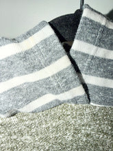Load image into Gallery viewer, Lulu + Roo Green Sweater Size 2T*
