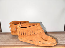 Load image into Gallery viewer, Minnetonka Brown Shoes Size 6
