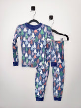 Load image into Gallery viewer, Hanna Andersson Christmas Tree Pajamas Size 6-7
