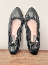 Load image into Gallery viewer, Sarah Jessica Parker Black Flats Size 6
