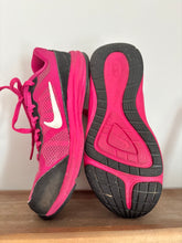 Load image into Gallery viewer, Nike Pink Shoes Size 1.5Y
