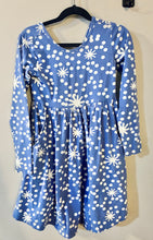 Load image into Gallery viewer, Hanna Andersson Snowflake Dress Size 6-7*
