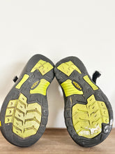 Load image into Gallery viewer, Keens Black Shoes Size 7

