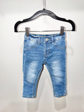 Load image into Gallery viewer, Shein Denim Pants Size 12-18m
