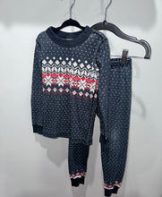 Load image into Gallery viewer, Hanna Andersson Black Snowflake Pajams Size 5
