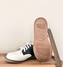 Load image into Gallery viewer, Footmates Oxford Shoes Size 10
