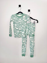 Load image into Gallery viewer, Hanna Andersson Green Christmas Pajamas Size 6-7
