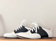 Load image into Gallery viewer, Footmates Oxford Shoes Size 10
