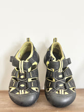 Load image into Gallery viewer, Keens Black Shoes Size 7
