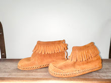 Load image into Gallery viewer, Minnetonka Brown Shoes Size 6
