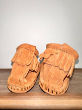 Load image into Gallery viewer, Minnetonka Brown Shoes Size 6
