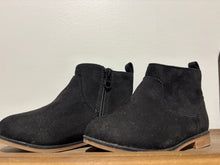 Load image into Gallery viewer, Cat &amp; Jack Black Boots Size 8
