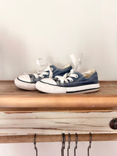 Load image into Gallery viewer, Converse Blue Shoes Size 6
