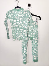 Load image into Gallery viewer, Hanna Andersson Green Christmas Pajamas Size 6-7
