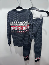 Load image into Gallery viewer, Hanna Andersson Black Snowflake Pajams Size 5
