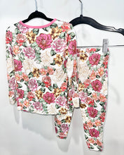 Load image into Gallery viewer, Free Birdees Roses Pajamas Size 2T

