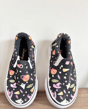 Load image into Gallery viewer, Tommy Bahama Halloween Shoes Size 5
