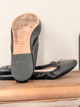 Load image into Gallery viewer, Sarah Jessica Parker Black Flats Size 6
